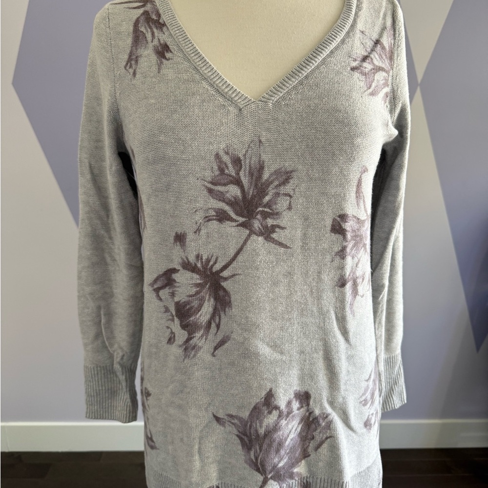 Reitmans Gray Floral V-Neck Sweater